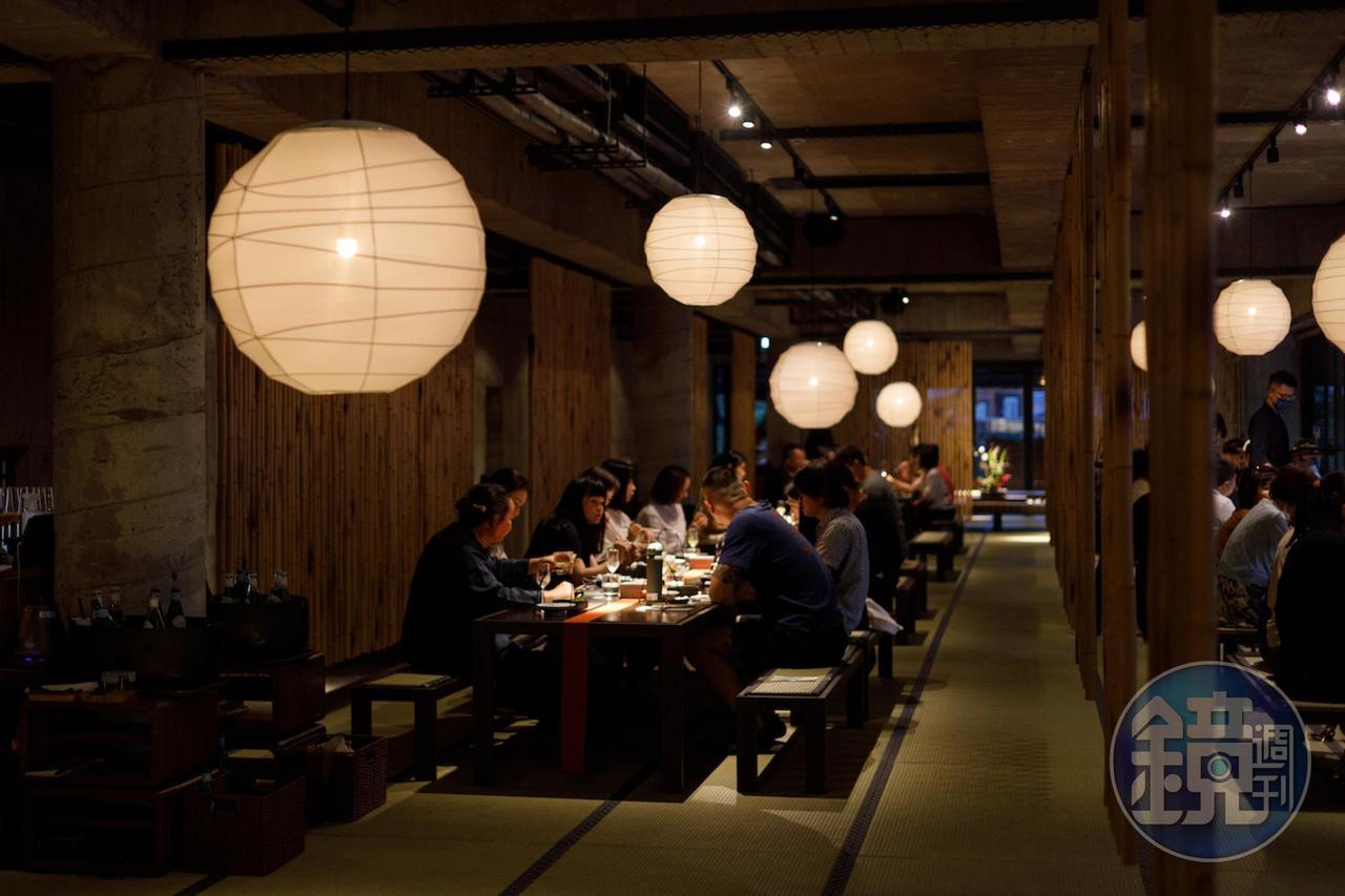 在疫情中開幕、營運滿週年的「飛花落院」,4月份舉辦生日週餐會,大批老客人「回家」吃飯力挺這座美麗的餐廳。