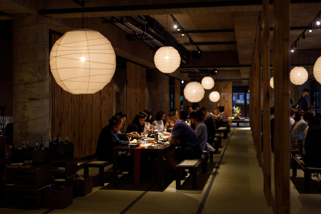 在疫情中開幕、營運滿週年的「飛花落院」,4月份舉辦生日週餐會,大批老客人「回家」吃飯力挺這座美麗的餐廳。
