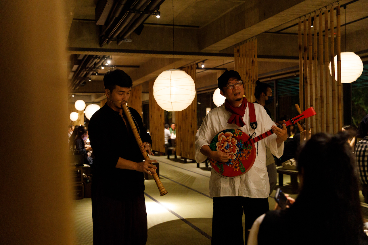 「飛花落院」在今年4月舉辦生日週餐會,邀請音樂家演奏尺八並演唱民謠。
