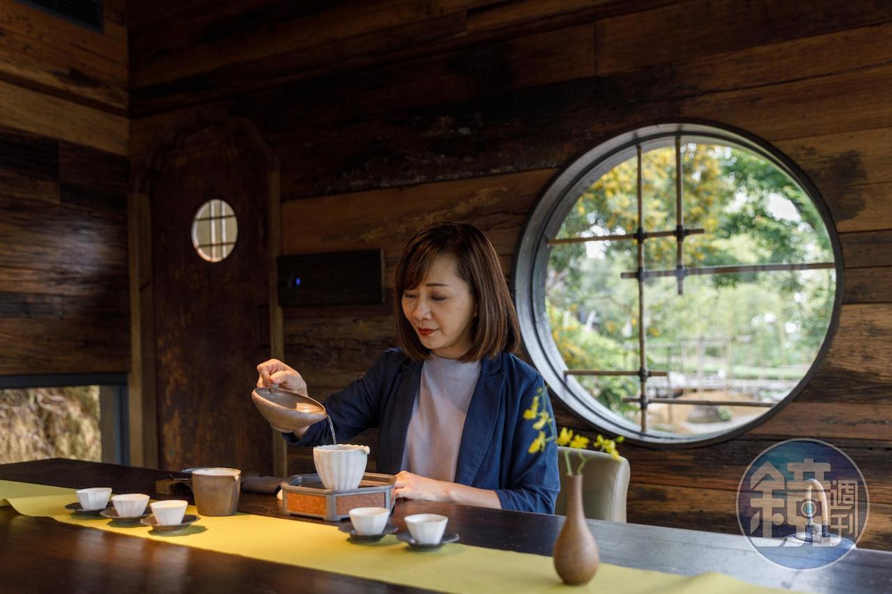 「飛花落院」主理人魏幸怡（Sandy）習茶10年，舉手投足可見美感。