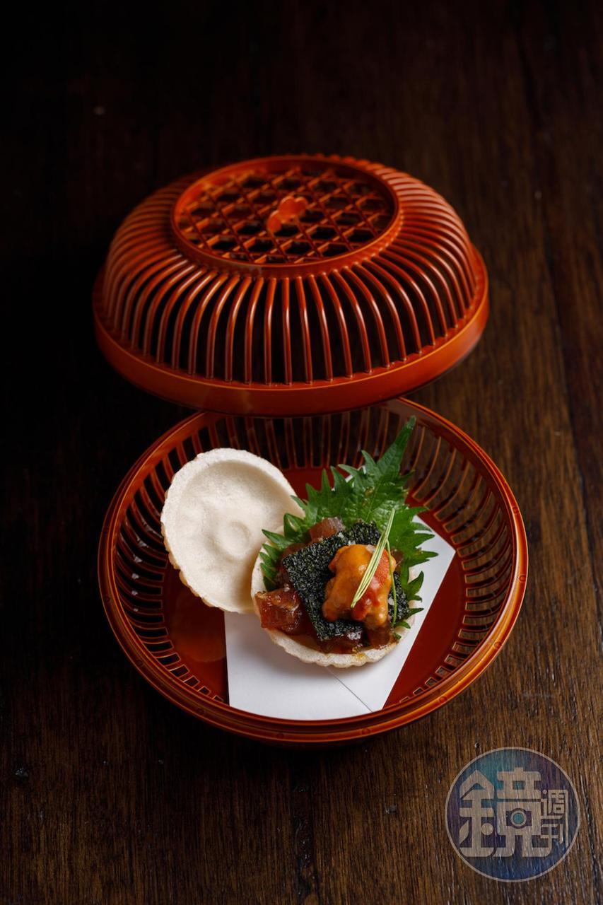 盛在日本漆器竹籃裡的「海膽鮪魚最中餅」，以紫蘇清香伴著濃郁海味。