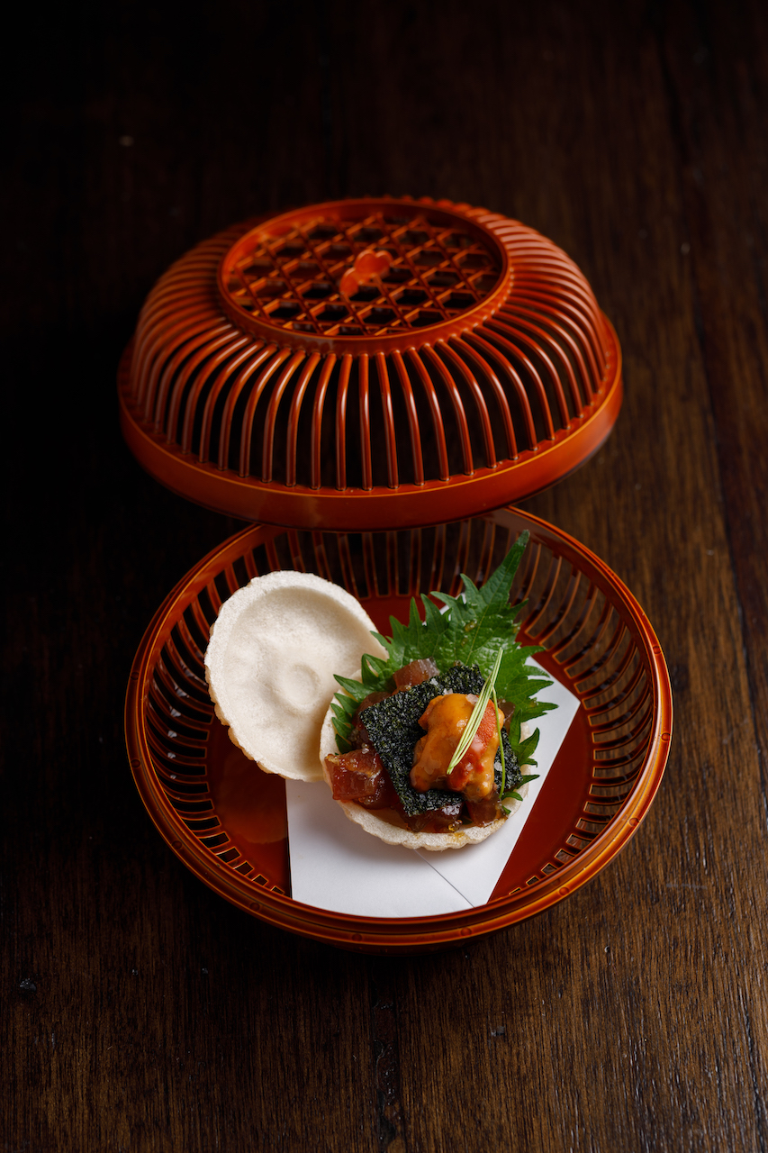 盛在日本漆器竹籃裡的「海膽鮪魚最中餅」，以紫蘇清香伴著濃郁海味。