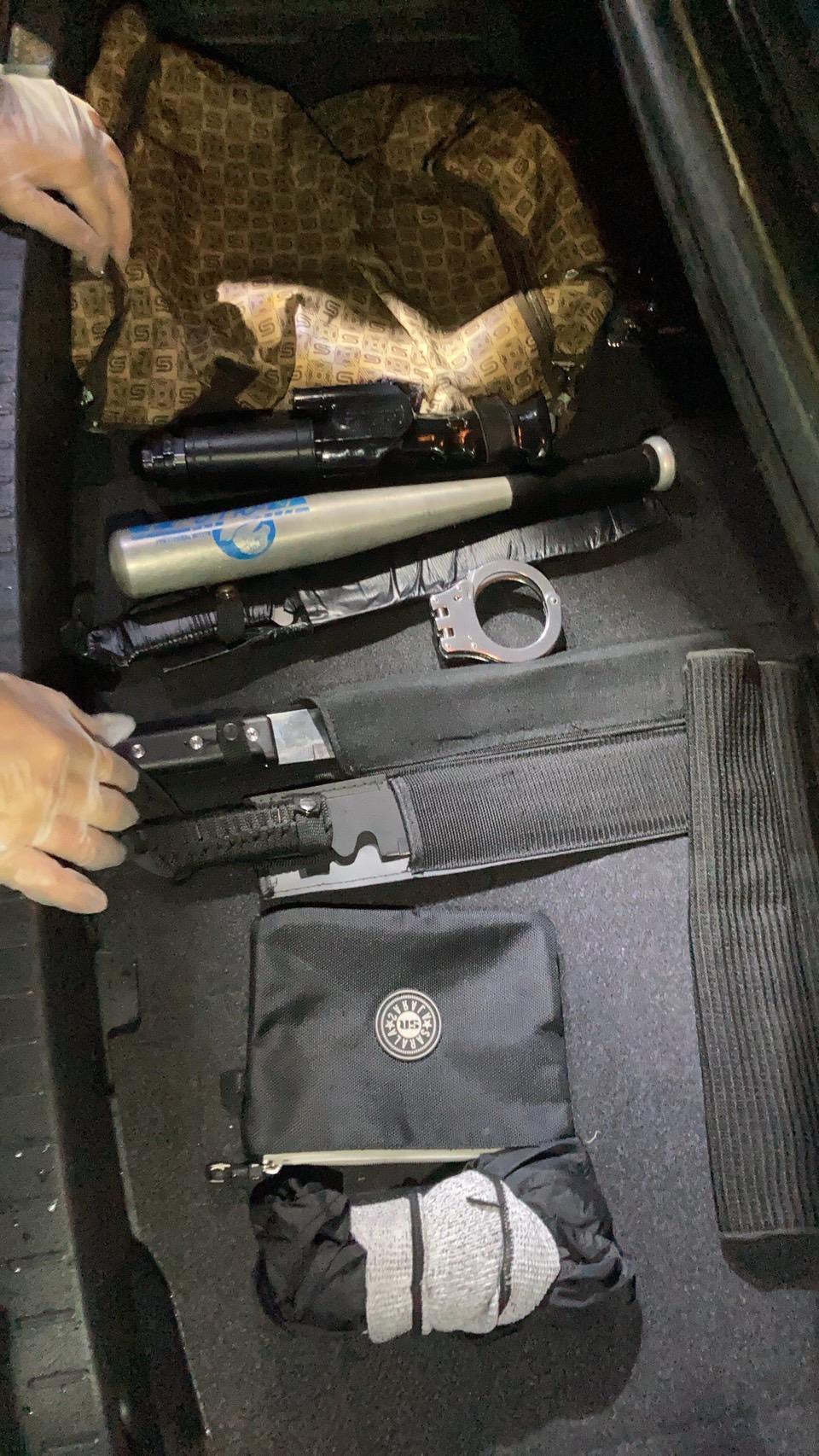 警方起獲開山刀等作案工具。（翻攝畫面）