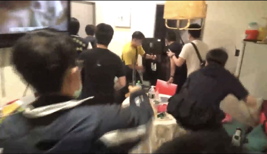 車商設局恐嚇傷人，警方攻堅逮捕。（翻攝畫面）