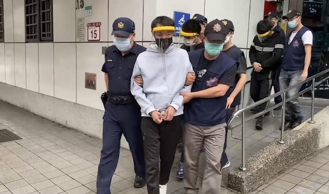 陳姓叔姪假購車、真強盜，被警方依強盜罪等送辦。（翻攝畫面）