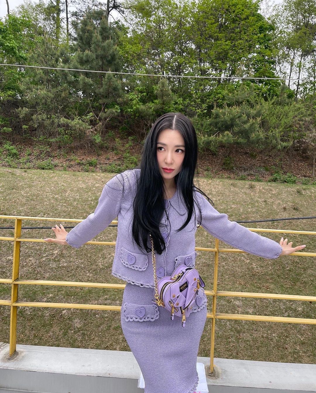 Tiffany的紫色愛心機車包，搭配她一身紫的同色系穿搭，甜中帶辣。（MOSCHINO提供）