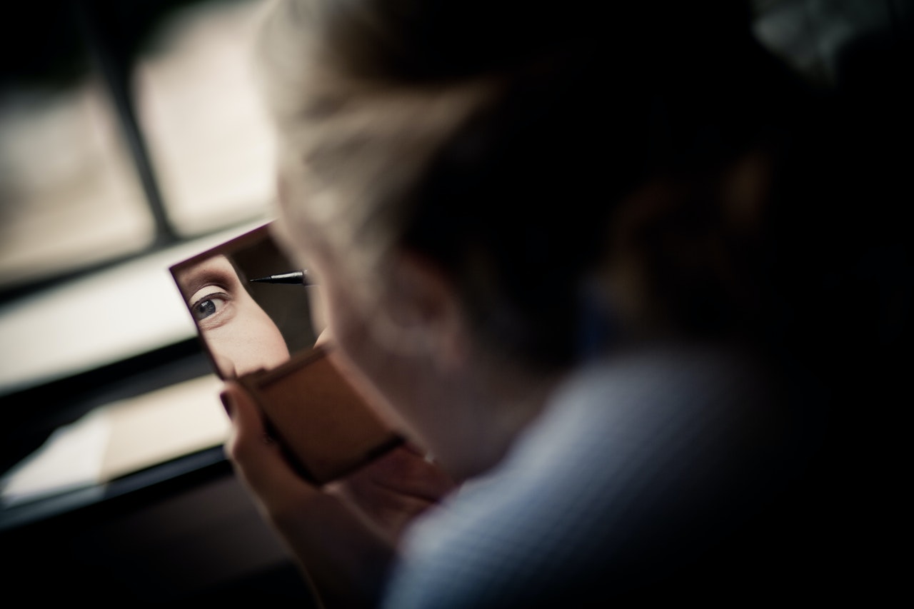 中國一名事業有成的男老闆，因無法接受妻子卸妝後的模樣選擇離婚。（示意圖，Pexels）