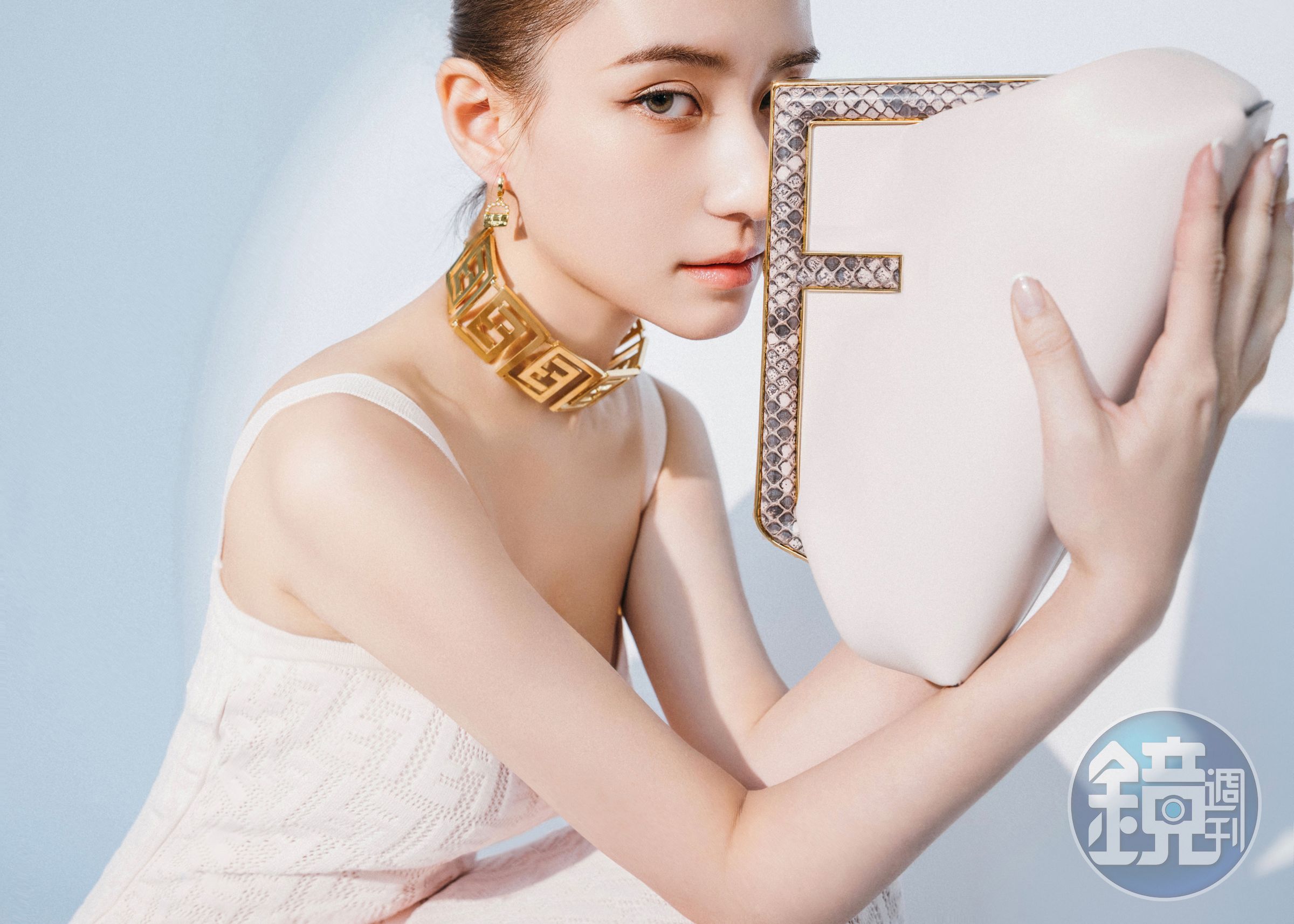 賭王千金何超蓮深邃的輪廓與VERSACE BY FENDI系列白色洋裝讓她更顯空靈美。（FENDI提供）