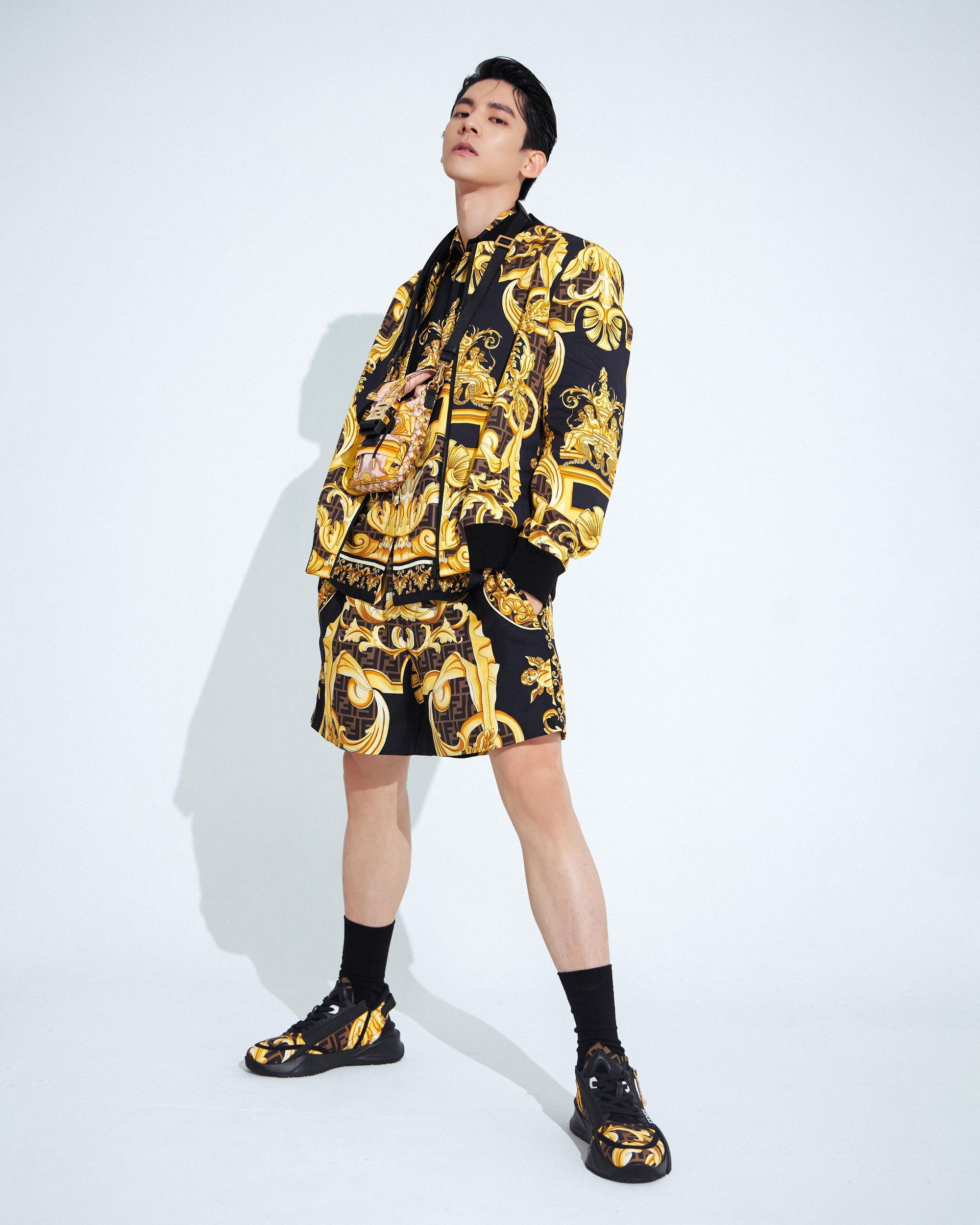林柏宏以強大的時尚氣場,駕馭花色繁複的聯名系列。(FENDI