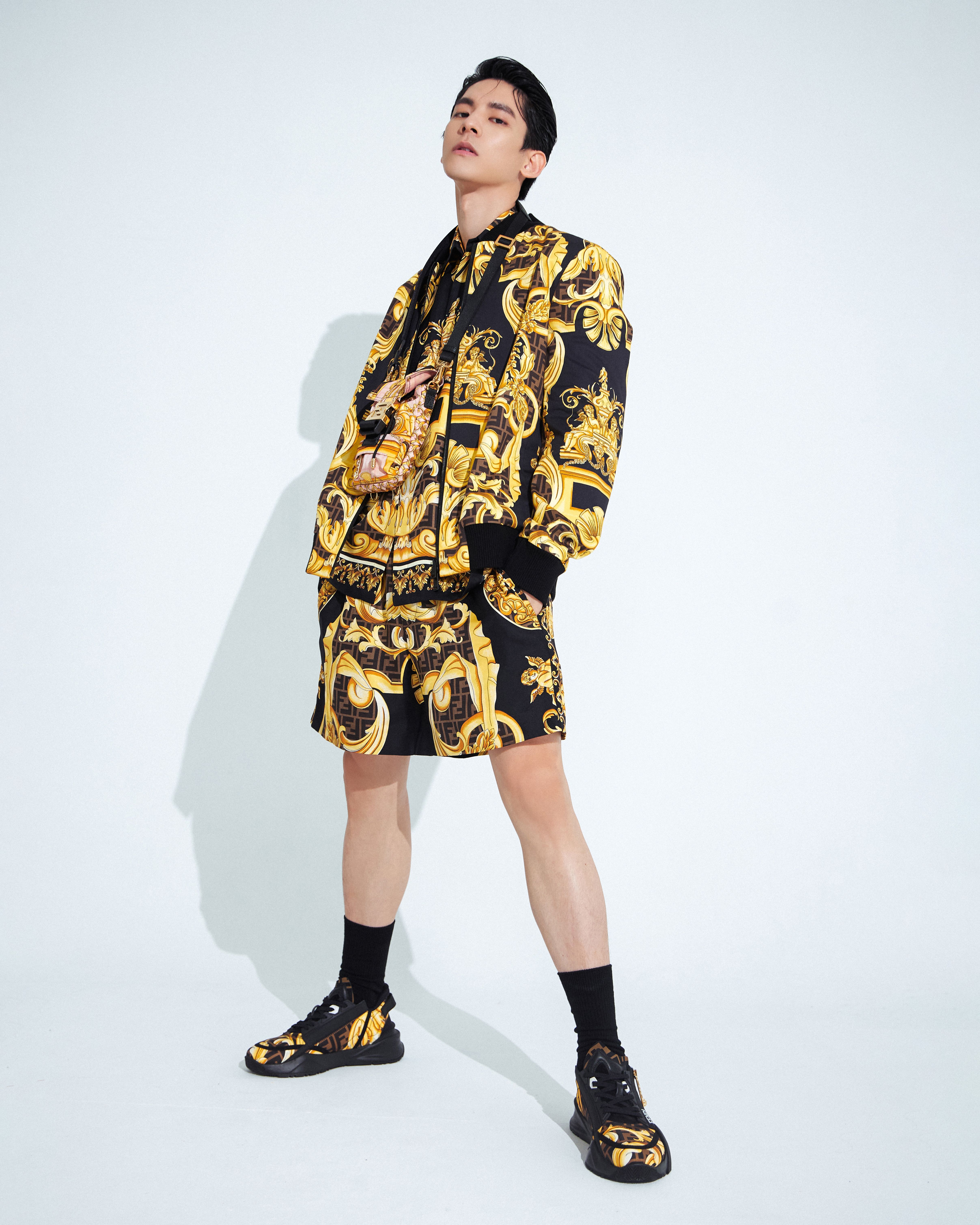 林柏宏以強大的時尚氣場，駕馭花色繁複的聯名系列。（FENDI