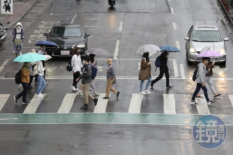 今天鋒面前緣的對流接近,越晚降雨會越明顯。(本刊資料照)