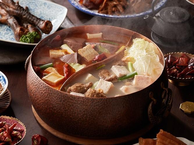 黑武士麻辣火鍋以原汁原味的自製好料飄香信義新光A9。(黑武士麻辣火鍋提供)