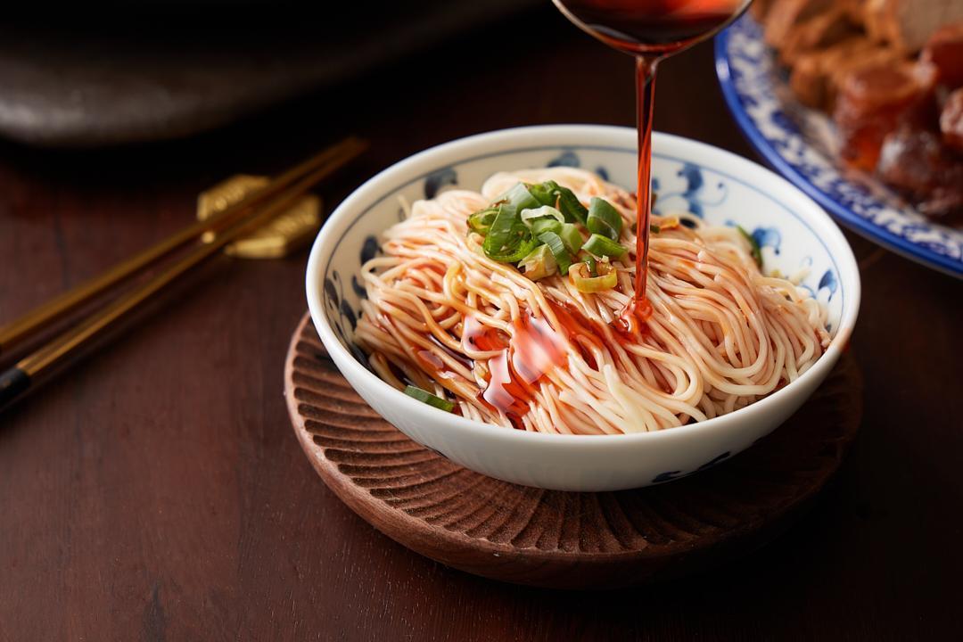 黑武士麻辣火鍋不提供白飯,招牌聰明麵才是饕客最愛。(黑武士麻辣火鍋提供)