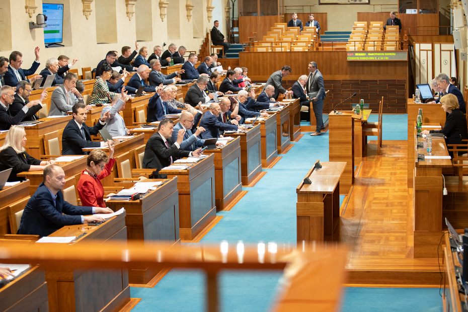 捷克參議院11日以51票贊成、1票反對、11票棄權，壓倒性高票通過支持台灣參加世衛。圖為當日會議。（翻攝自捷克參議院網站）