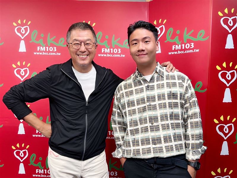 阿翰（右）登上王偉忠（左）主持的節目分享創作心境。（中廣提供）