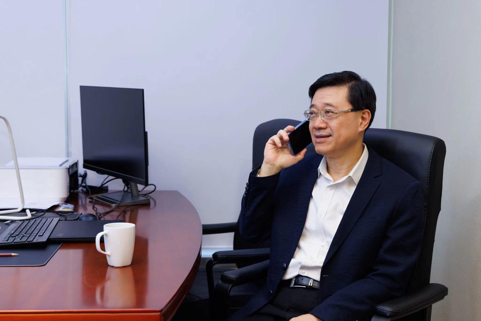 香港新特首李家超才剛「當選」，港警又傳逮捕5名反送中相關人士。（翻攝自李家超臉書）