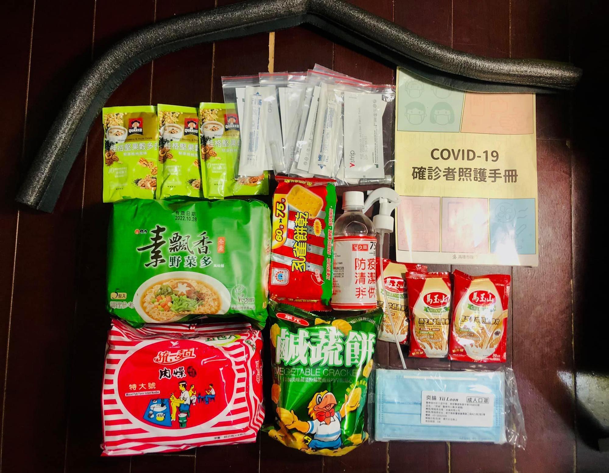 黃捷開箱高雄防疫關懷包，圖中上方一個神祕「黑色條狀物」用途引起熱議。（翻攝自黃捷 高雄市議員臉書）