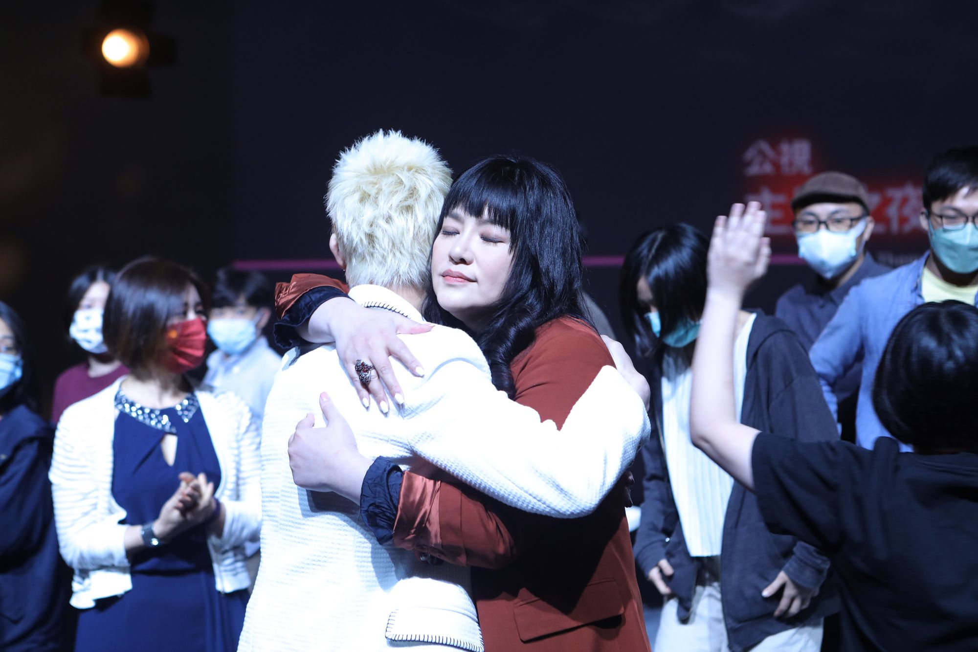 唐綺陽在映後論壇談話中遭戳母女心結痛處，淚灑攝影棚，欣慰直呼：「我放過我自己了！」（公視提供）