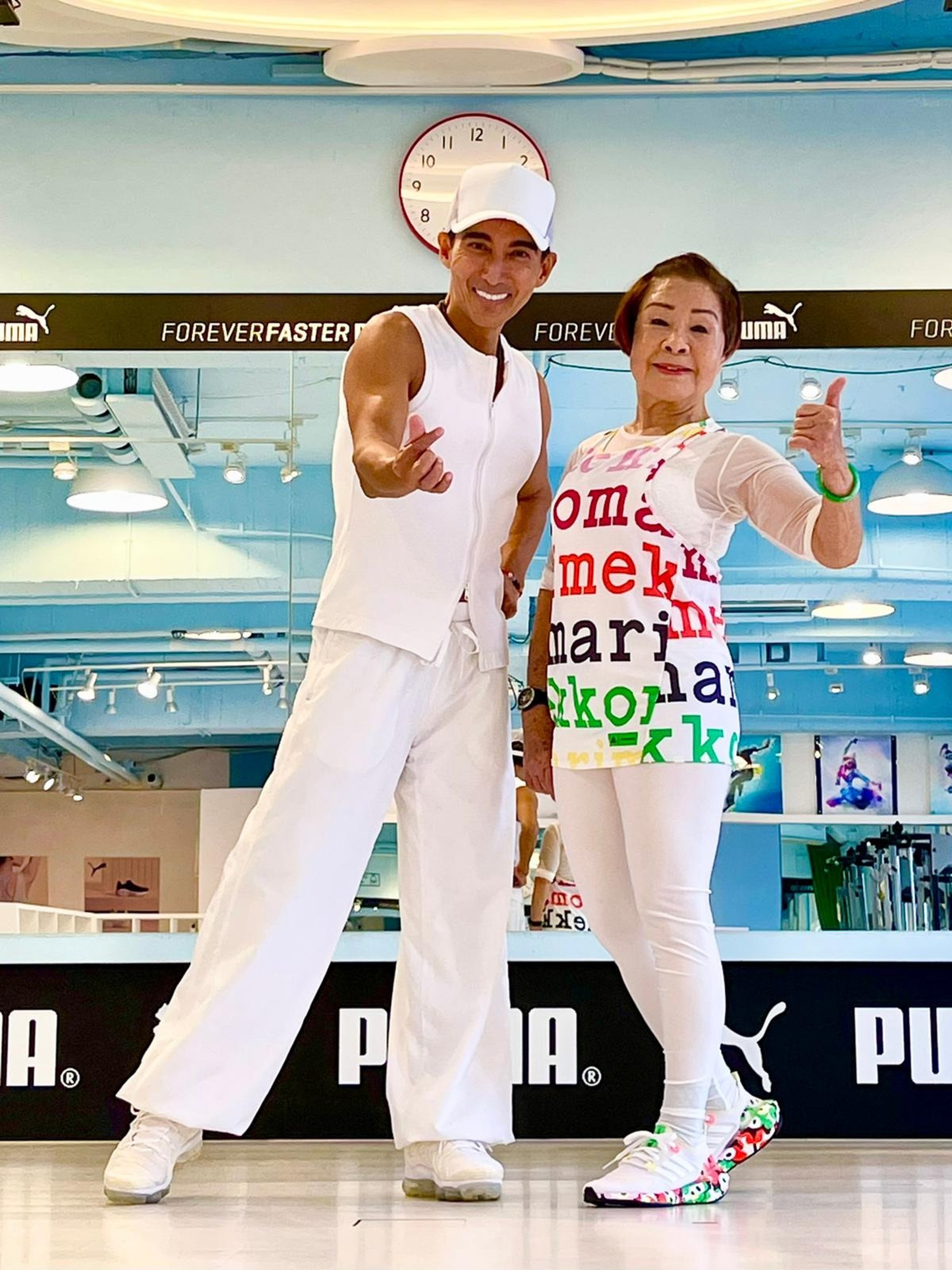 潘若迪（左）十分佩服83歲奶奶的運動精神。（艾迪昇傳播提供）