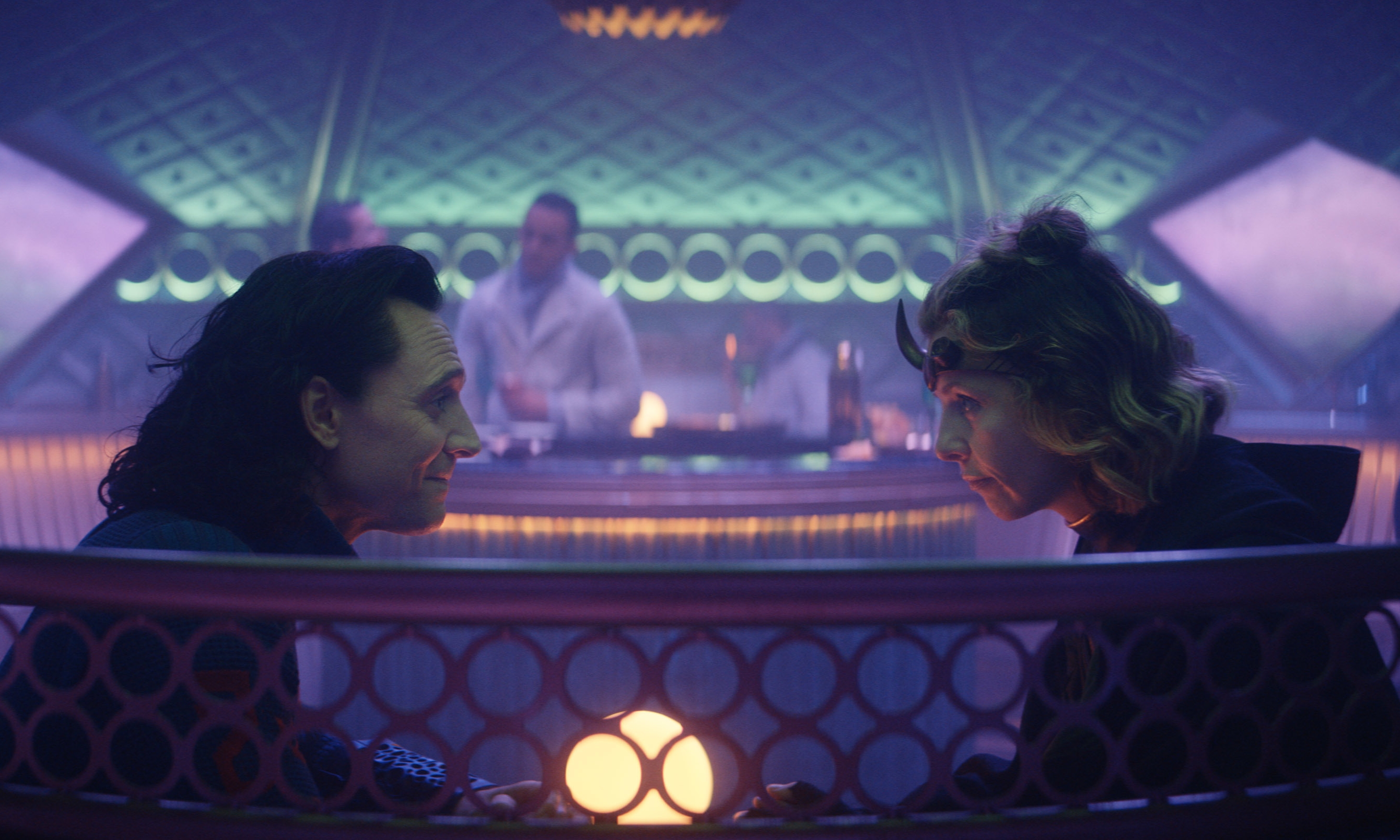 在影集《洛基》中，面對希薇（右）的追問下，洛基（左）承認是雙性戀，湯姆希德斯頓希望這一幕對觀眾而言是有意義的。（Disney+提供）