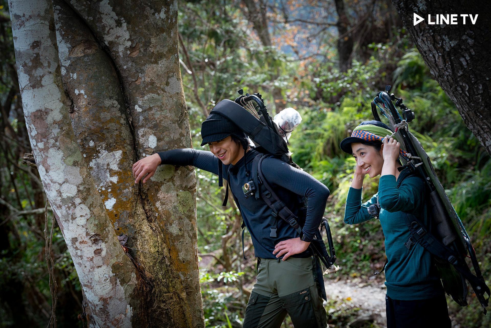 陳柏霖在《極島森林》和桂綸鎂背著沈重的石板進入深山。 (LINE TV提供)