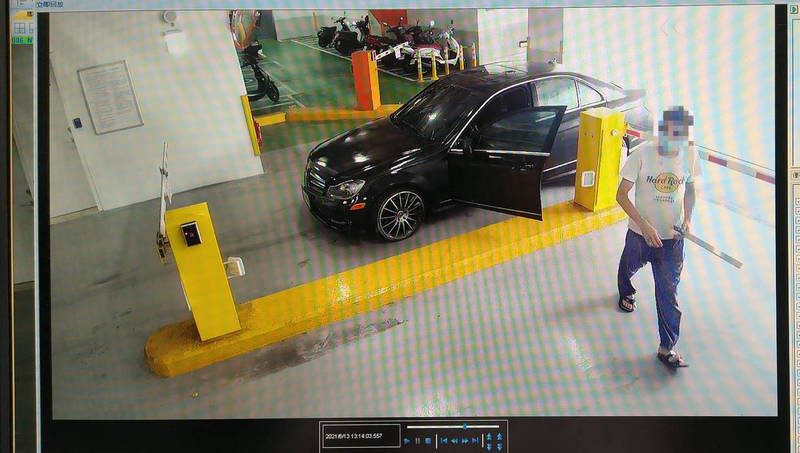 新店央北青年社宅竟有住戶持刀亂晃，造成恐慌，住都中心依規定將他強制退租。（翻攝畫面）