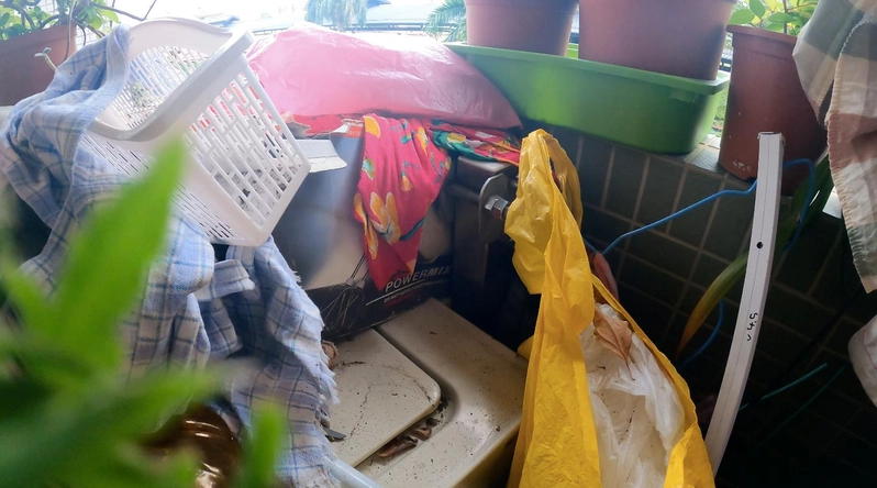 永和秀郎青年社宅有住戶亂放雜物,影響到消防安全和環境衛生,遭住都中心強制退租。(翻攝畫面)