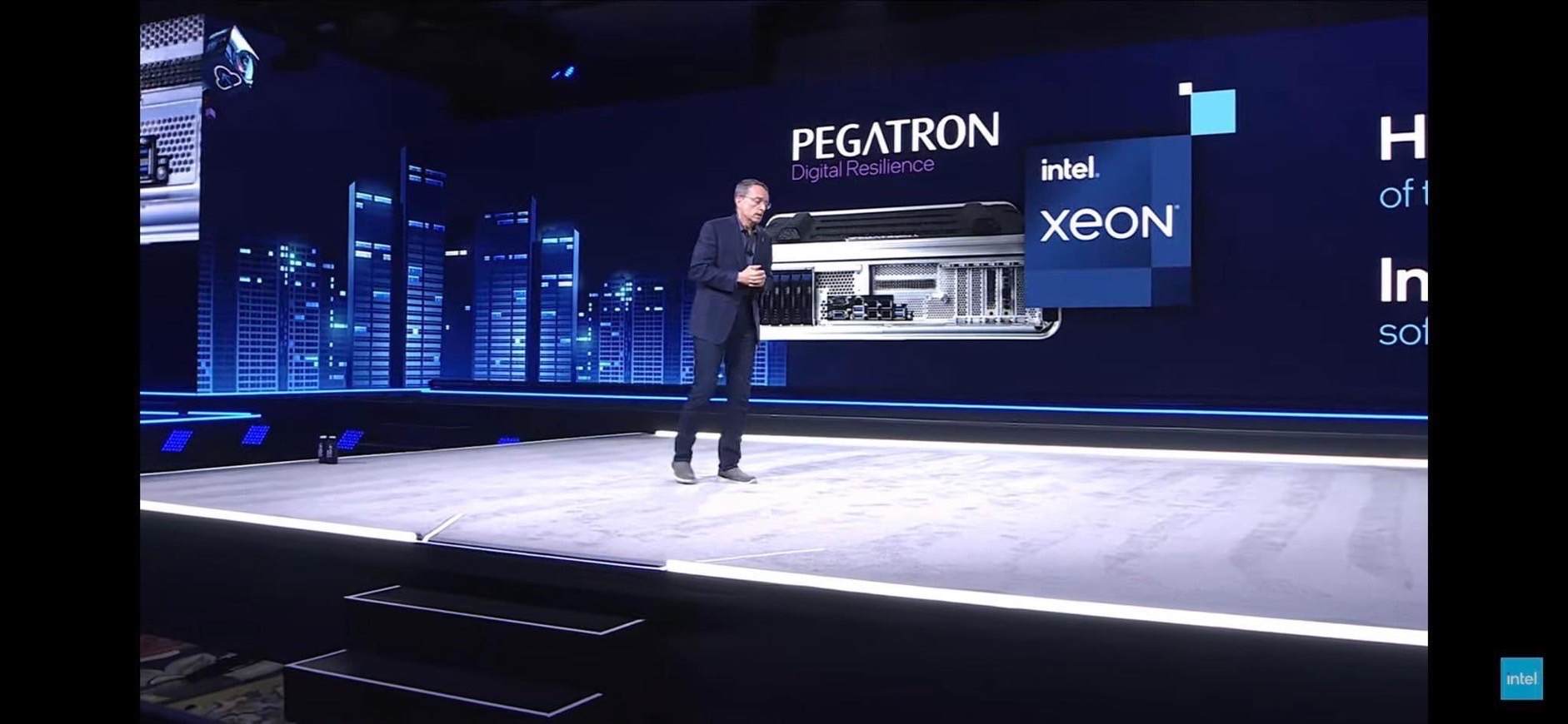 執行長基辛格(圖)分享由電子代工二哥和碩打造,僅一個公事包大小的5G行動基地台。(翻攝英特爾Intel Vision線上科技論壇)