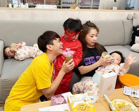 YouTuber蔡阿嘎和老婆育有2個可愛兒子蔡桃貴和蔡波能。(翻攝自蔡阿嘎臉書)