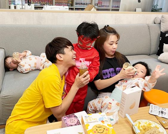 YouTuber蔡阿嘎和老婆育有2個可愛兒子蔡桃貴和蔡波能。（翻攝自蔡阿嘎臉書）
