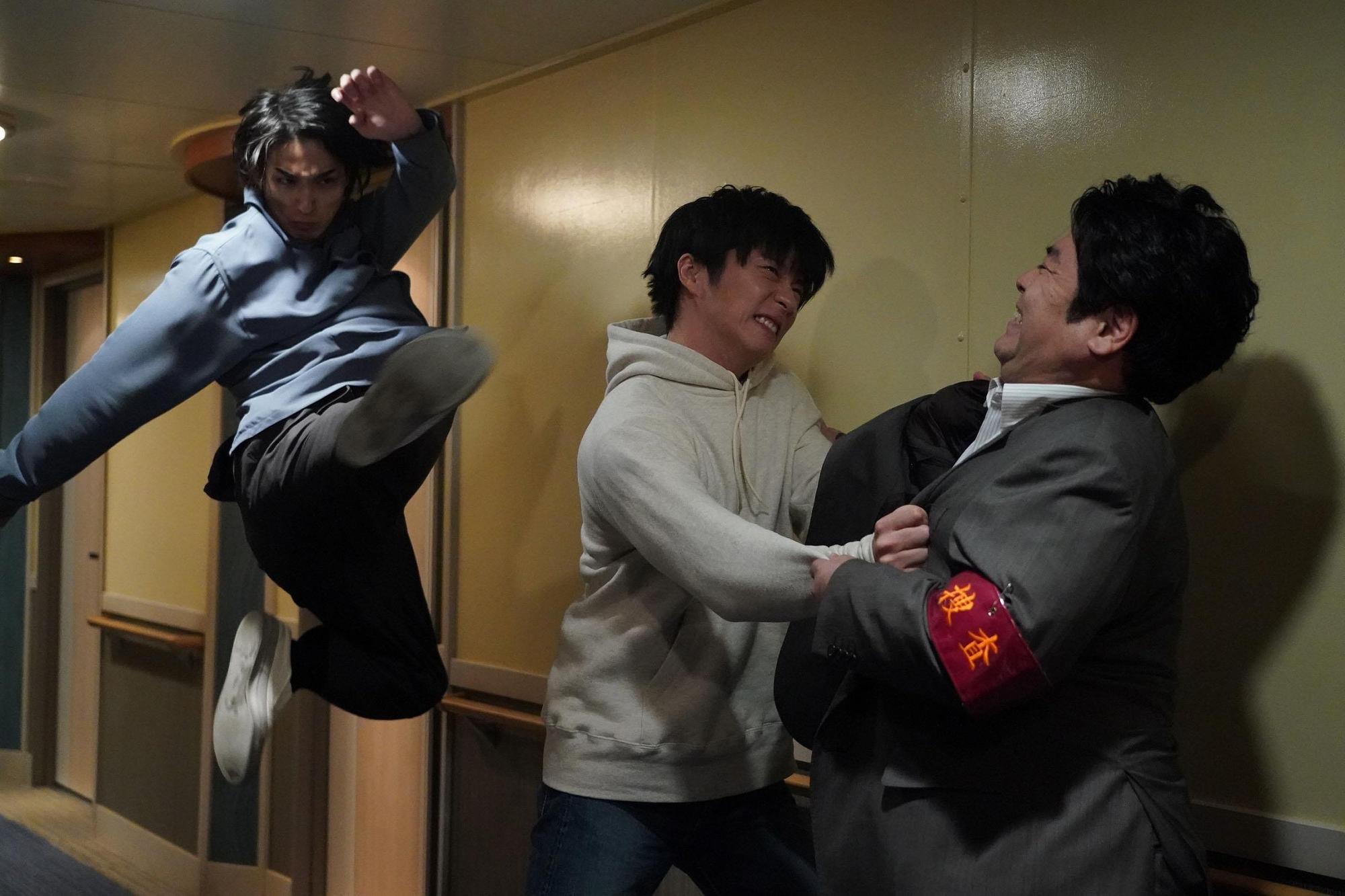 橫濱流星（左）在《輪到你了 劇場版》飛踢田中圭（中），讓田中圭自嘲很弱雞。（天馬行空提供）