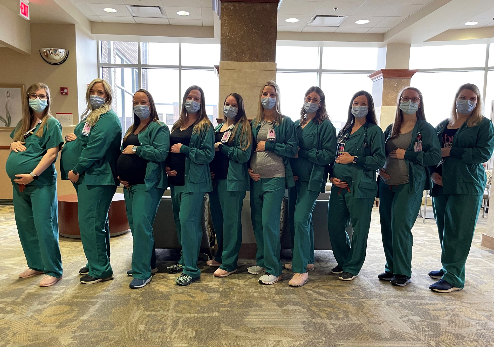 美國一間醫院發生10名護理師同時懷孕的超特別事蹟，且還有一名女醫師也同樣待產中。（翻攝自Liberty Hospital臉書）