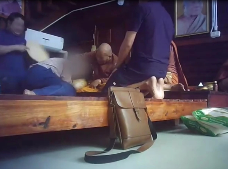 泰國一名90歲高僧被爆料，在替女信徒開示時，試圖性騷擾，撫摸其胸部跟私處。（翻攝自推特）