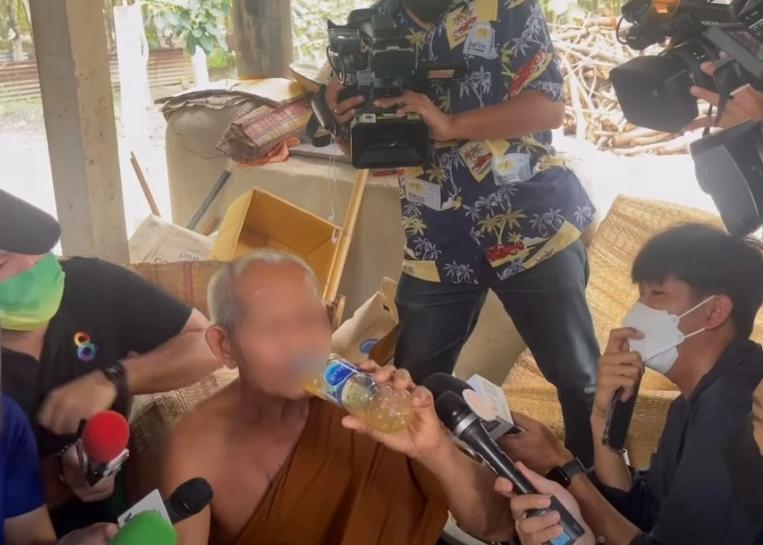 這名高齡90歲的高僧,曾接受過各家媒體訪問,形象相當正派。(翻攝自推特)