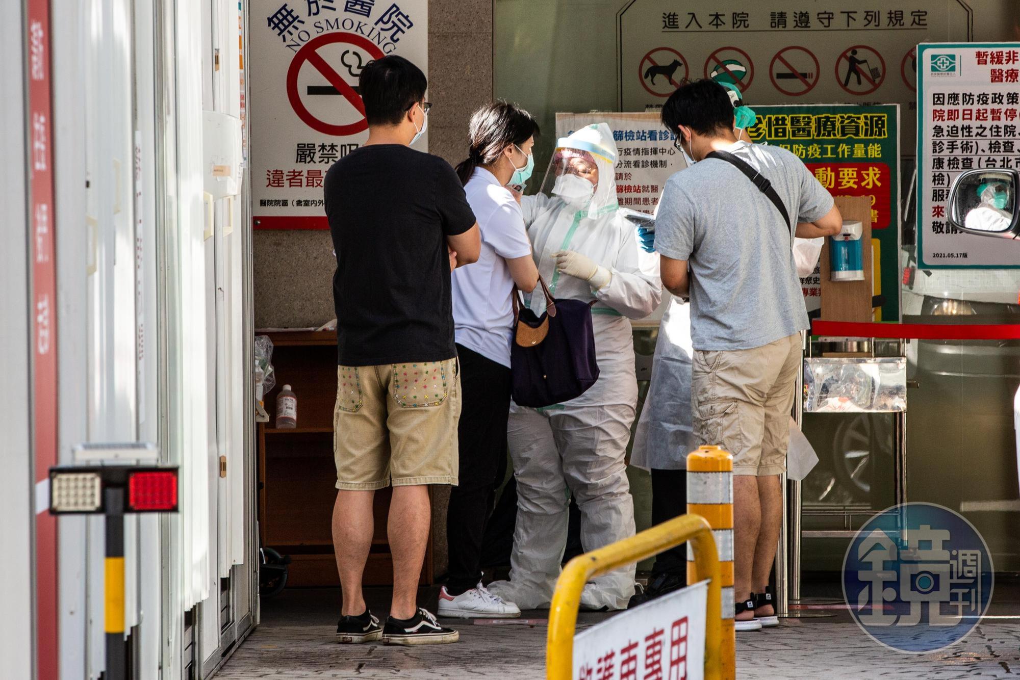 指揮中心明起開放確診者親友到124家「配賦醫院」防疫門診掛號,代為看診評估領取口服抗病毒藥物。(示意圖,本刊資料照)