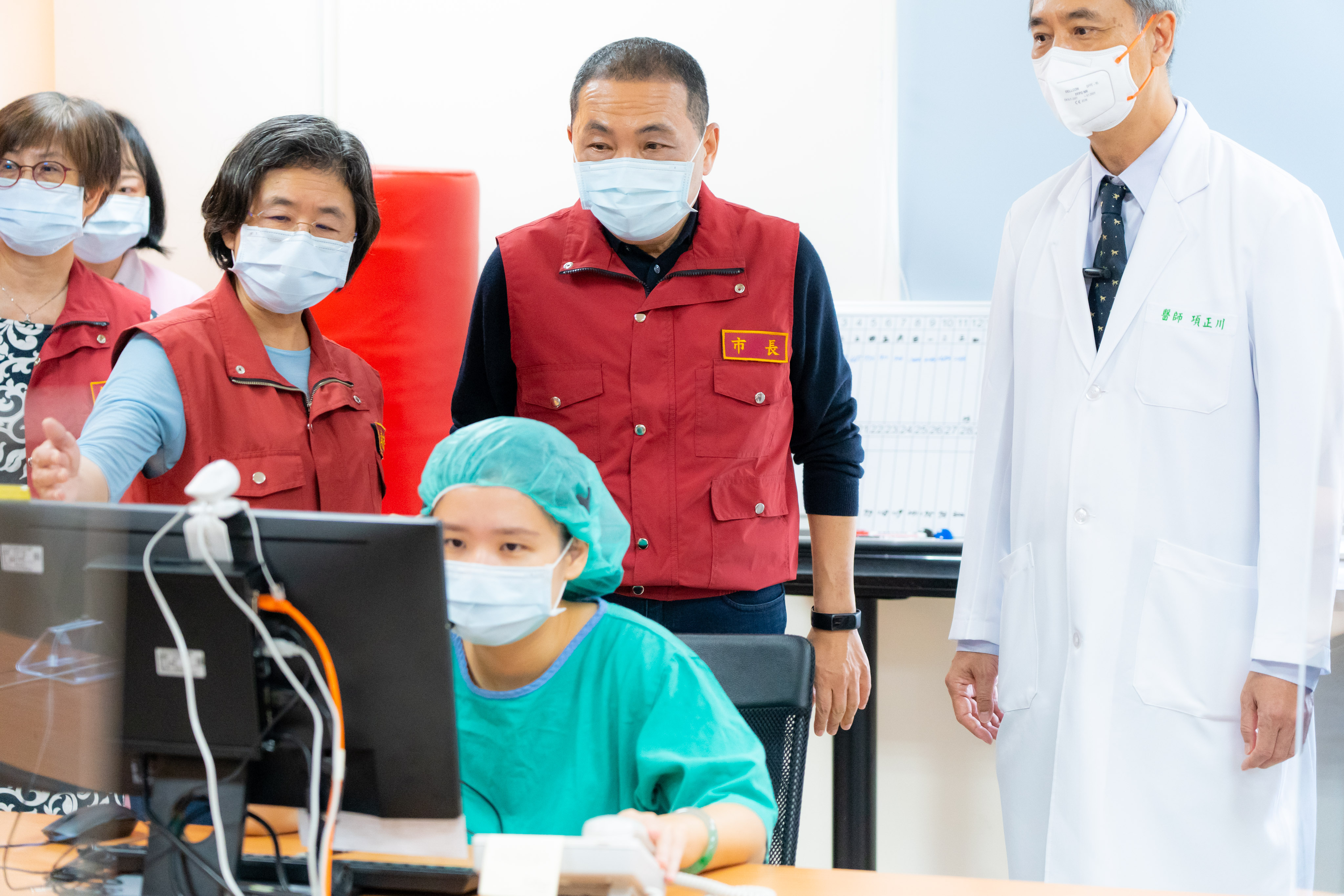 新北市單日新增2.3萬例，新北市長侯友宜坦言，「指數型海嘯開始上來了」。（新北市府提供）
