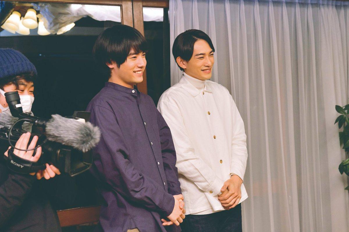 赤楚衛二(中)與町田啓太(右)主演的《電影版 如果30歲還是處男,似乎就能成為魔法師》在台票房破千萬。(翻攝自官方Twitter)