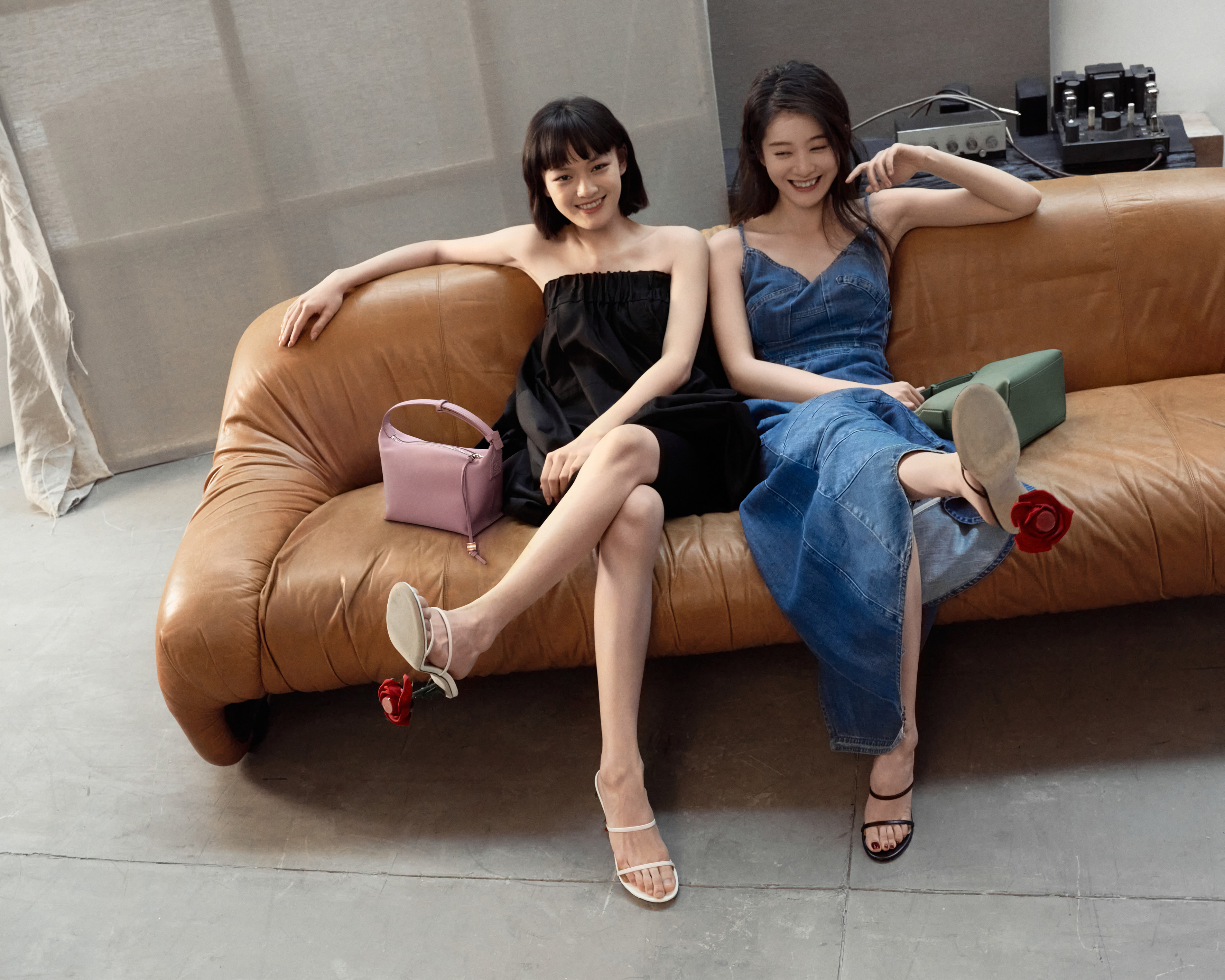 文淇（左）與張雪迎（右）演繹LOEWE 520系列，在疫情下無論是愛情或是友情，都需要大聲說出來。（LOEWE提供）