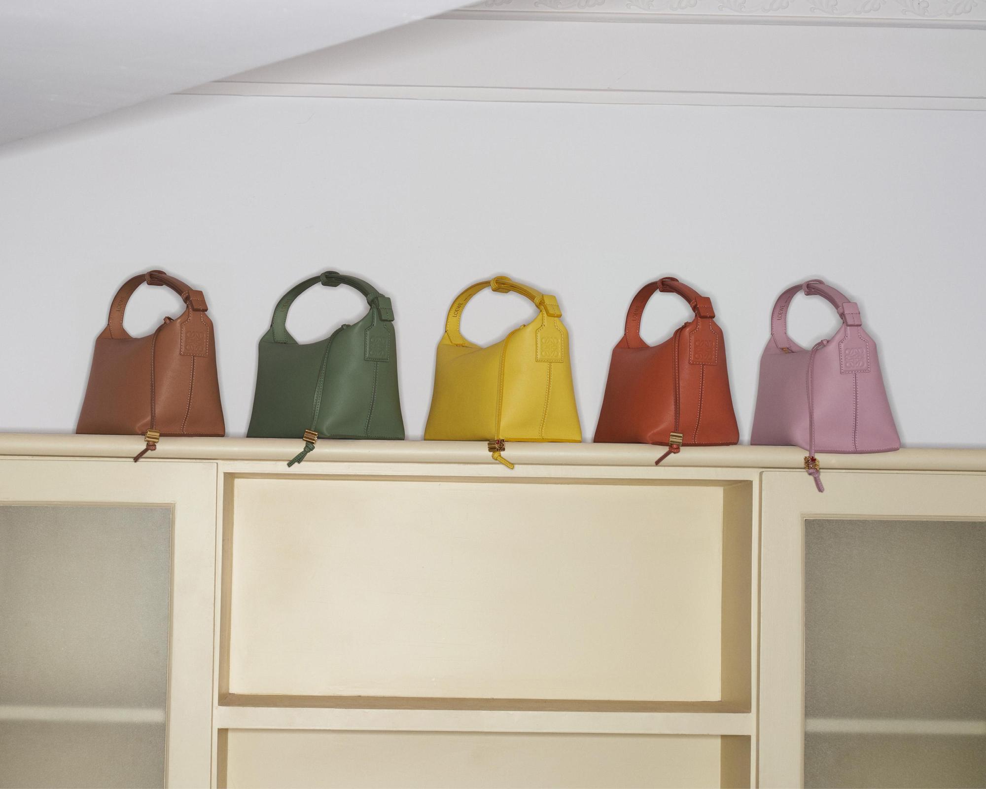 LOEWE的520特別系列Cubi包款一共有5個顏色。（LOEWE提供）