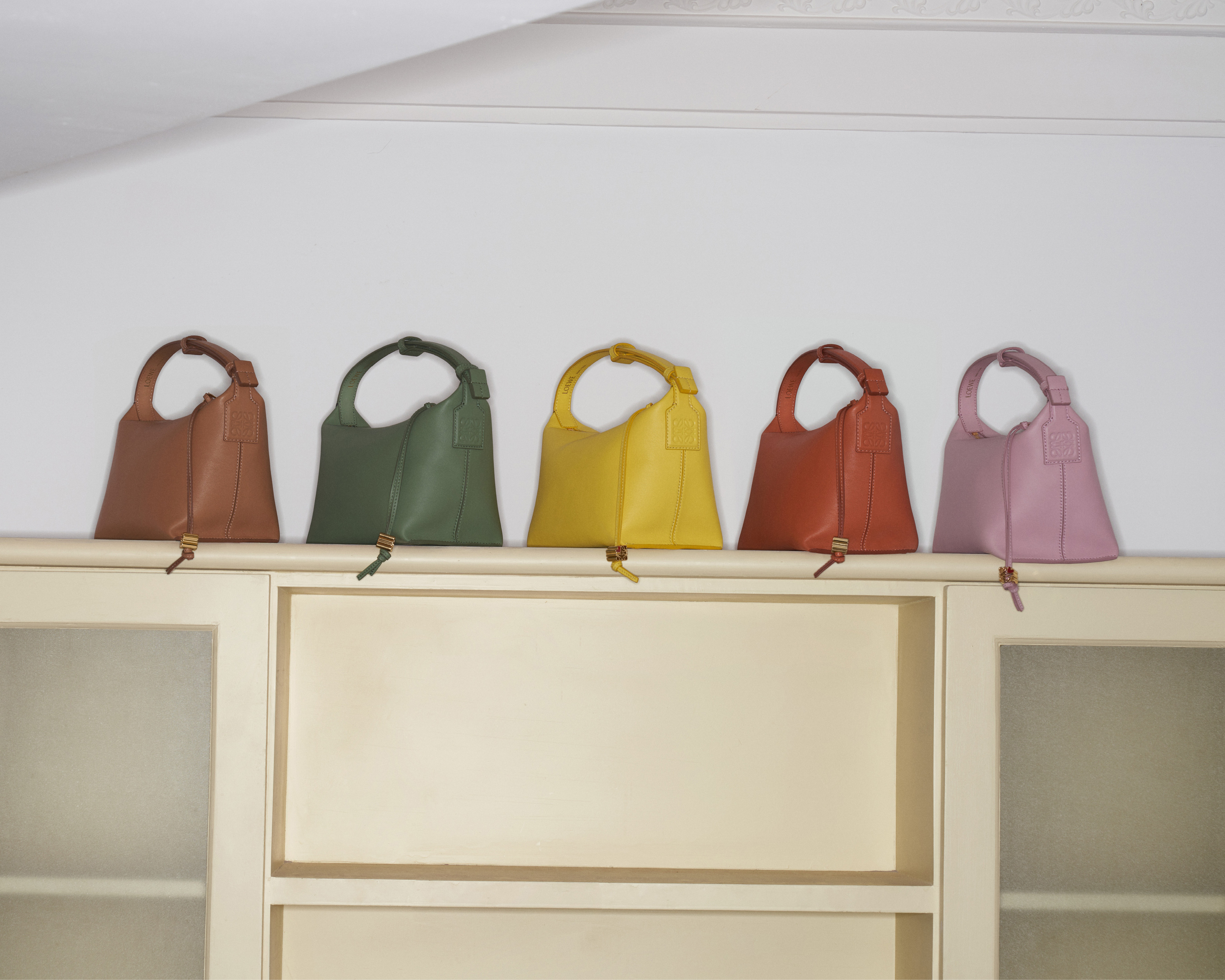 LOEWE的520特別系列Cubi包款一共有5個顏色。（LOEWE提供）