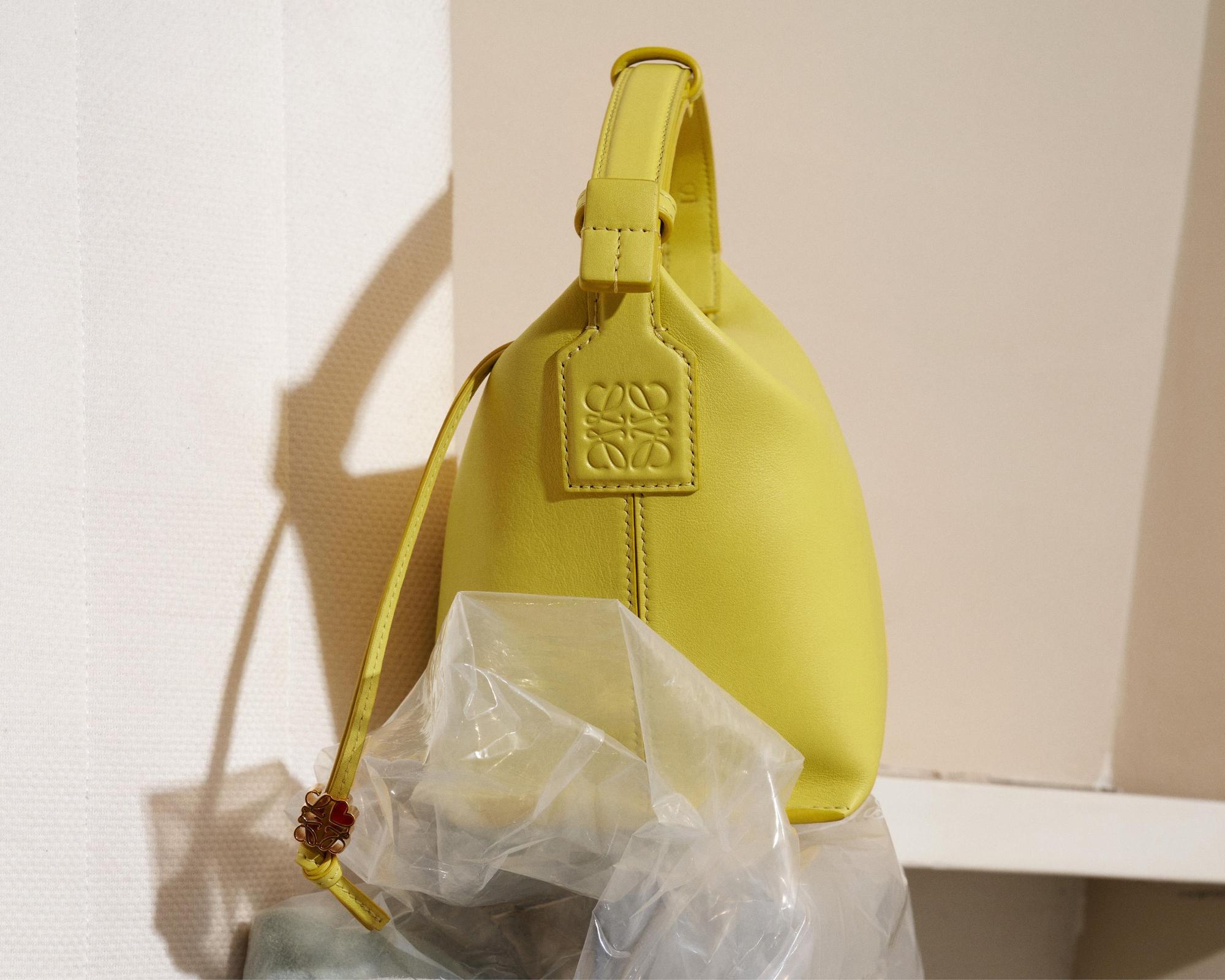 側邊提把有品牌低調的Logo壓印。（LOEWE提供）