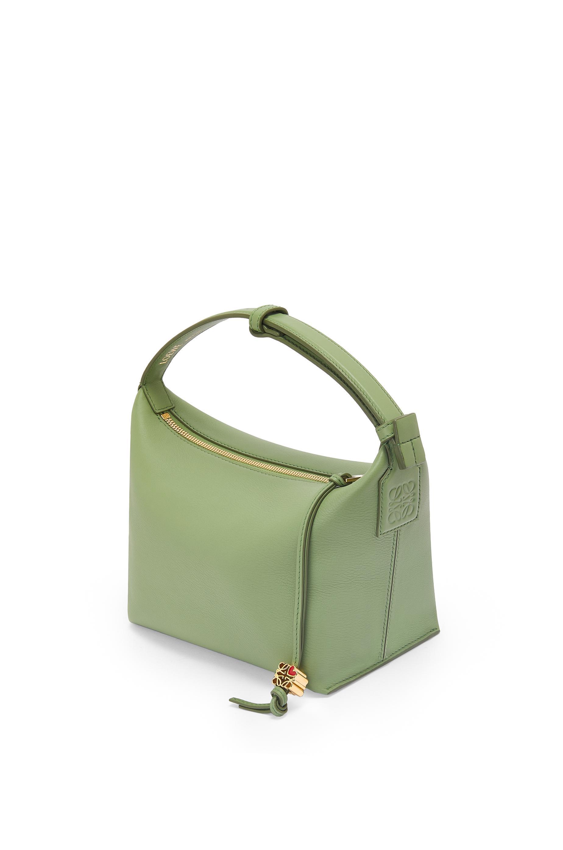 Cubi 520迷迭香綠納帕小牛皮肩背提包，NT$55,000，LOEWE。（LOEWE提供）