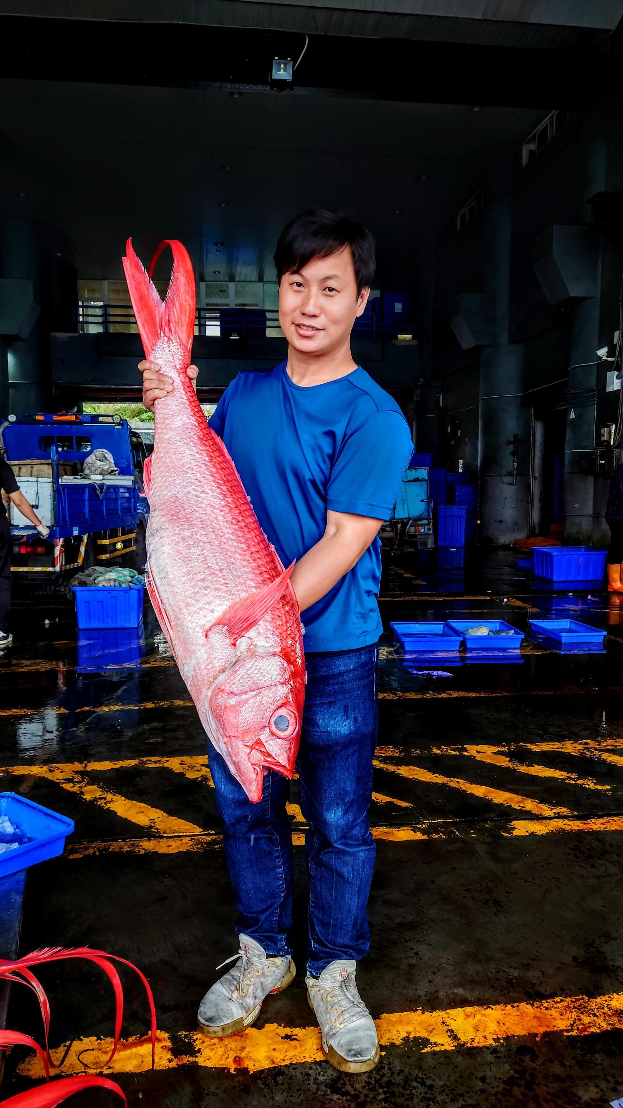 除了懂挑現流海鮮，林昱濱投注心力傳遞台東漁業的知識文化。（林昱濱提供）