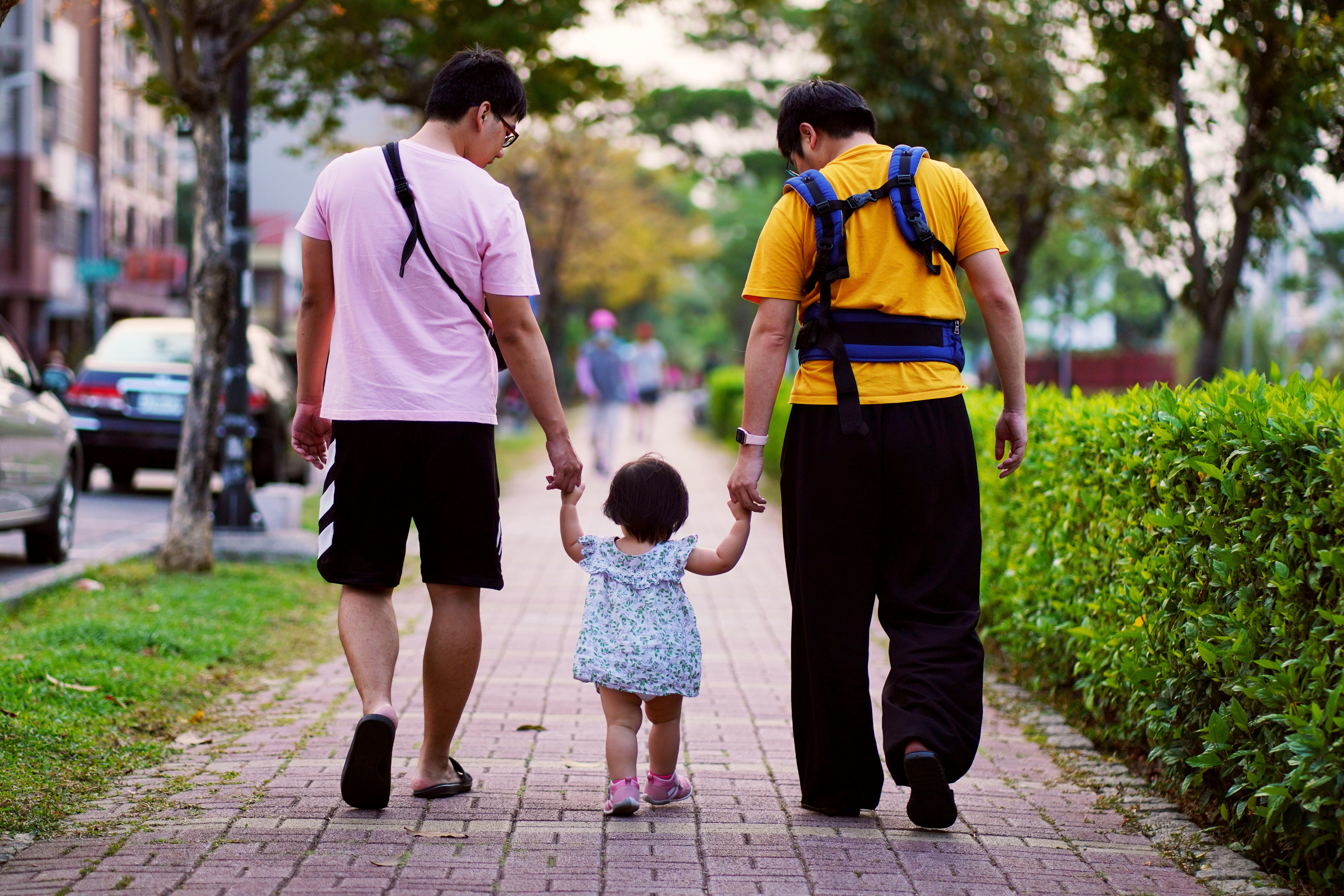 同性配偶在收養小孩有諸多限制，如今朝野立委提案修法，將朝比照《民法》規定調整。圖為同性配偶家庭「圍爸喵爸」與其女兒。（本刊資料照）