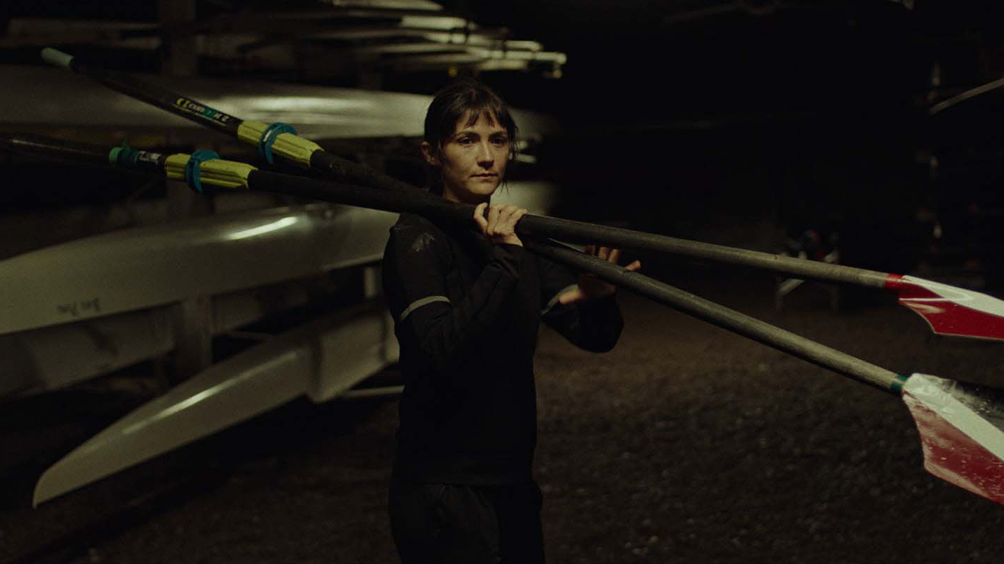 當年《孤兒怨》的童星伊莎貝爾傅爾曼已長大成人，在新片飾演一位不惜代價想進入輕艇校隊的大學生。（仲業文創提供）