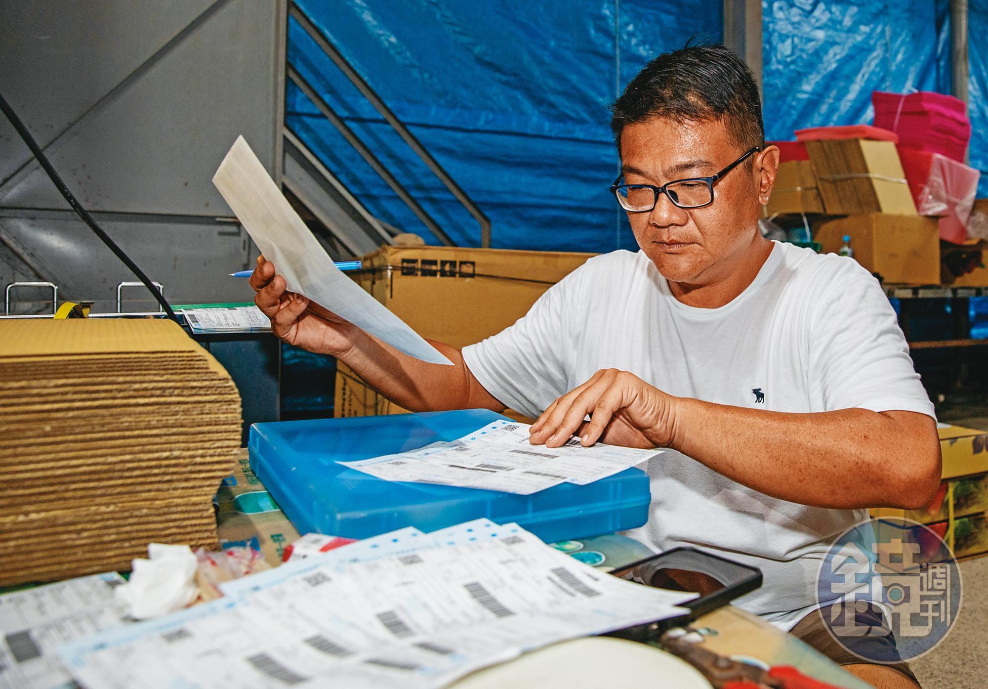 不想被盤商壟斷價格,余昶佑12年前經營自有品牌「大果農莊」,直接面對消費者,圖為他整理客戶訂單。