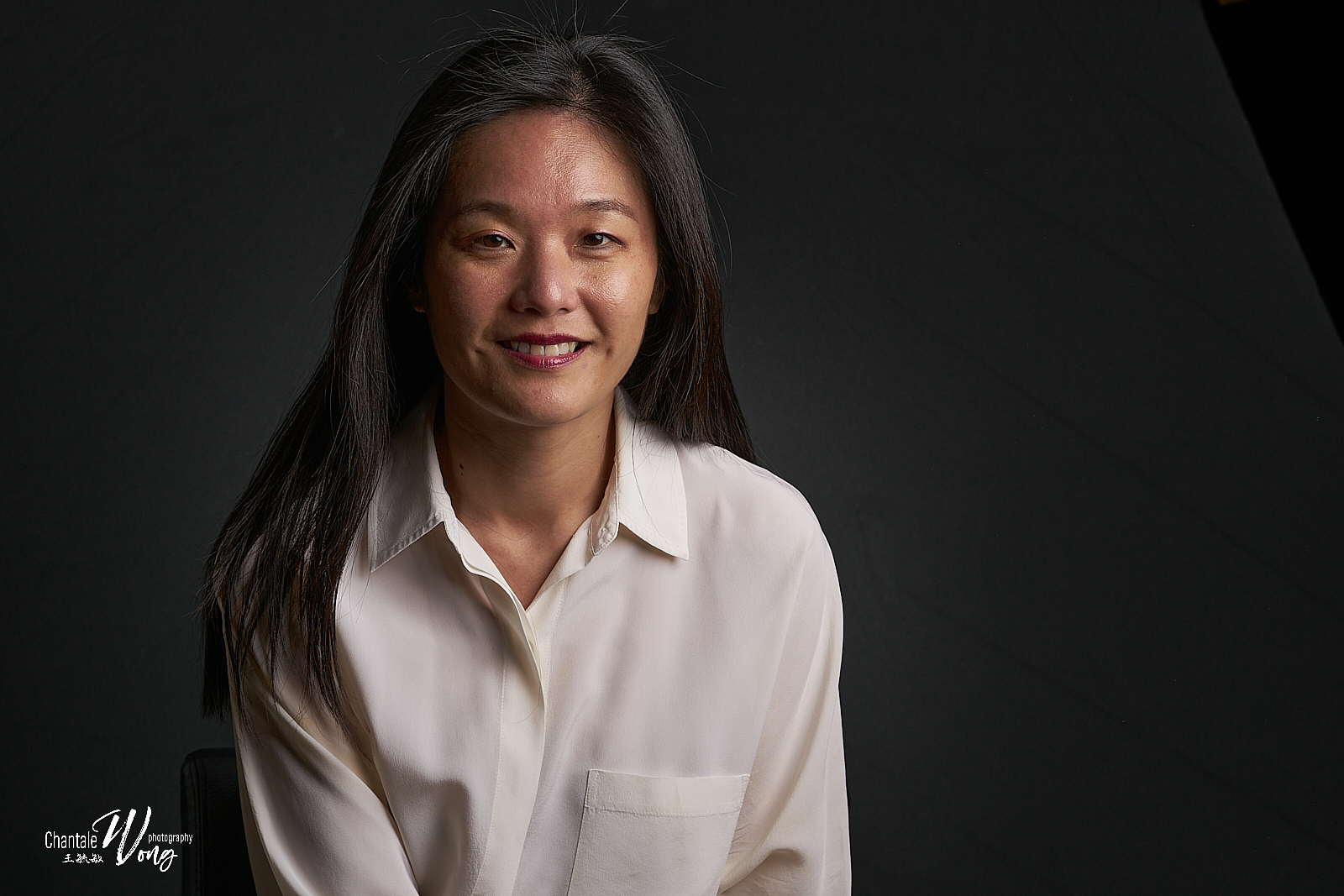 主持人余文琦曾在亞洲和美國科技、日前獨家專訪美國前駐俄羅斯大使麥克弗爾的新聞內容被美媒引用。（TVBS提供）