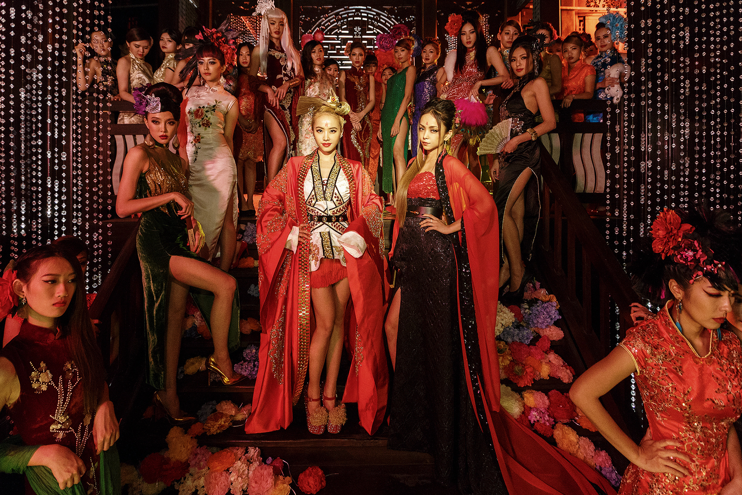 蔡依林（左）和安室奈美惠（右 ）的MV〈I’m not yours〉由陳奕仁掌鏡，累積跨國製作經驗。  （仙草影像提供）