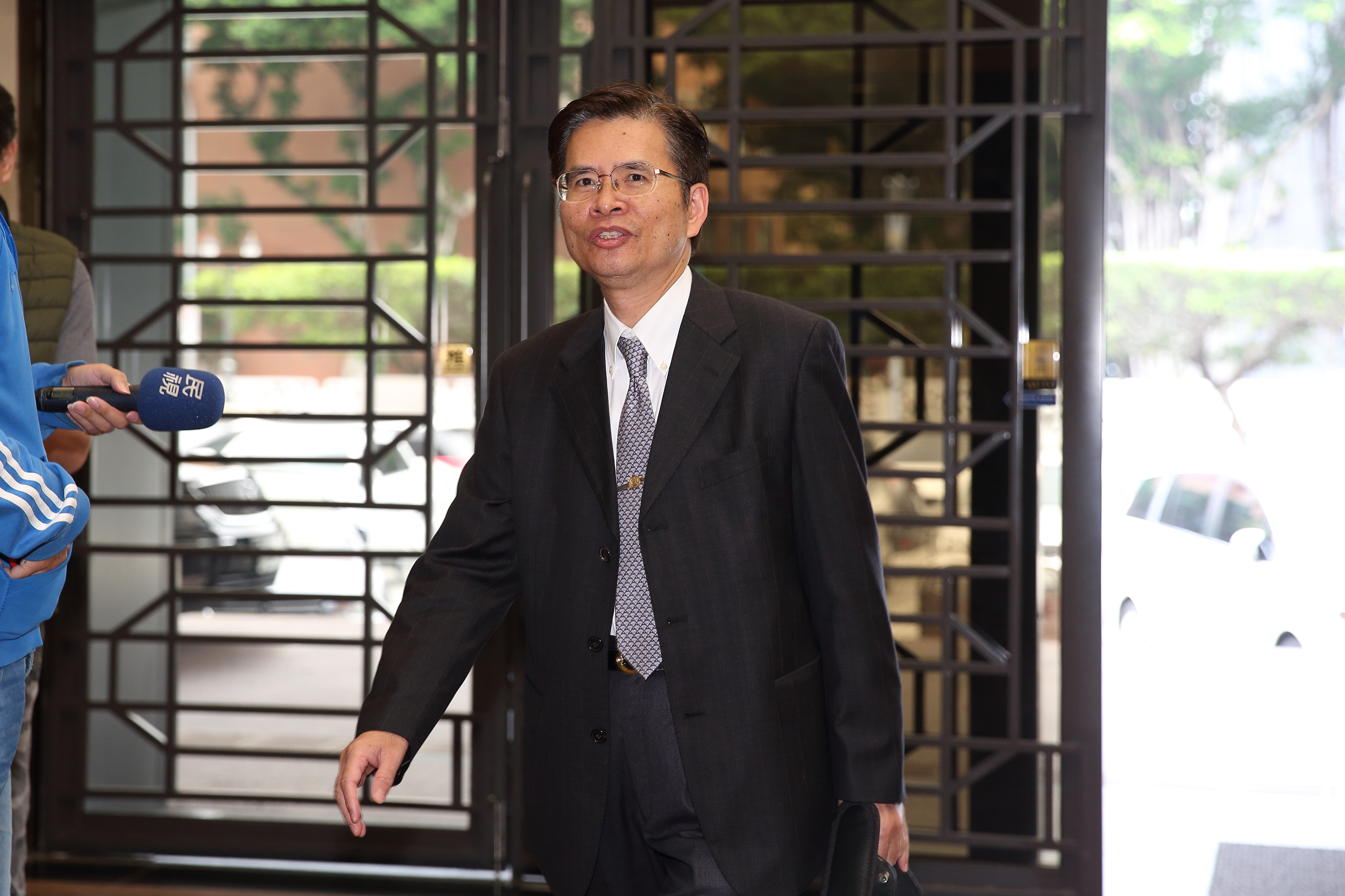 林錦村最近才拿到博士學位,一旦榮升法務部次長,可說雙喜臨門。