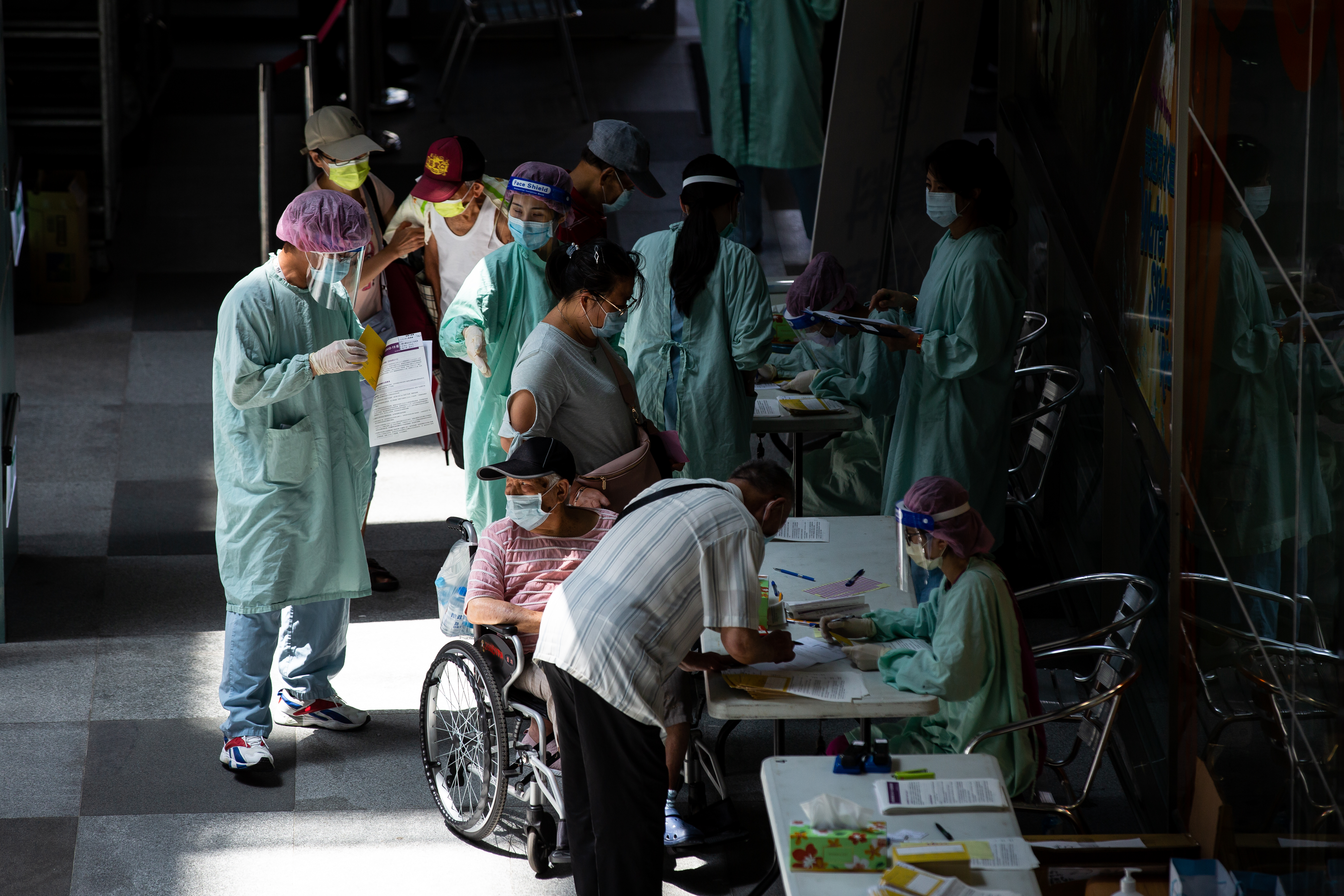 粉專「靠北護理師」貼出4張哏圖自嘲目前第一線人員的處境。（示意圖，本刊資料照）